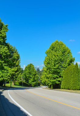 Banliyö yol eğrisi bir şehre giden.