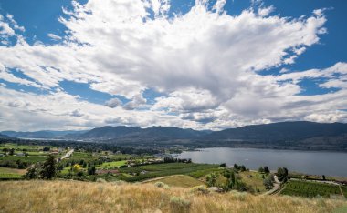 Okanagan gölü ve Pentincton merkezi kuş sinek görünümü, British Columbia.