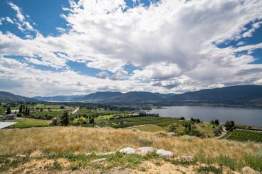 Okanagan gölü ve Pentincton merkezi kuş sinek görünümü, British Columbia.