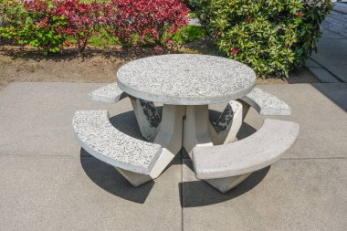 Bir parkta beton taban üzerinde piknik masası ile rekreasyon alanı