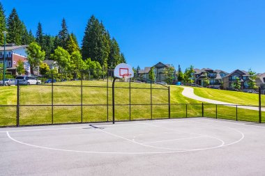 Konut mahallede büyük park alanı içinde Basketbol sahası.