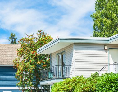 Mavi gökyüzü arka plan üzerinde balkon ile konut evin üst seviyesi.