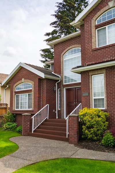 Entrada principal de una gran casa de lujo con puertas en la puerta — Foto de Stock