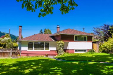 Kanada'da basit bir konut. Bahçe üzerinde ağaç gölgesi ile aile evi