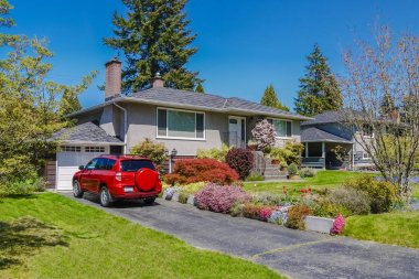 Asfalt driveway park araba ile Mütevazı konut evi