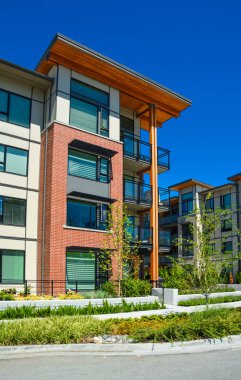 British Columbia, Kanada güneşli bir günde Yepyeni apartman.