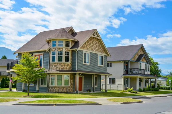 Luxury family house on cloudy, blue sky background in British Columbia, Canada. — Stock Photo, Image