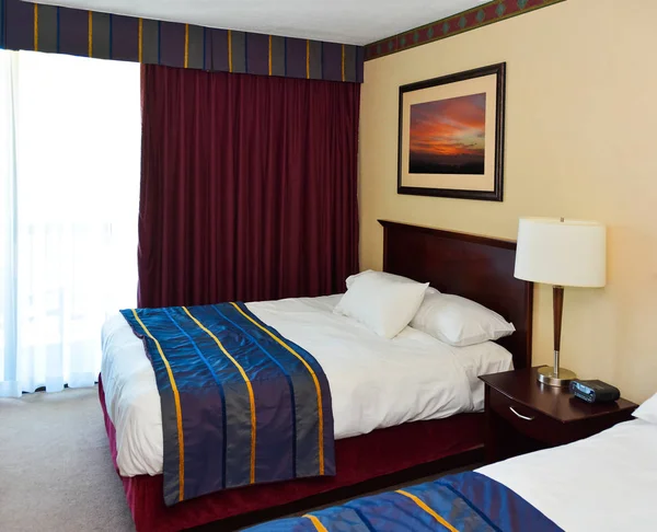 两个组成的酒店房间的床. — 图库照片