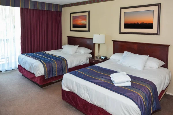 两个组成的酒店房间的床. — 图库照片