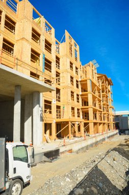 British Columbia, Kanada güneşli bir günde yepyeni düşük katlı bina