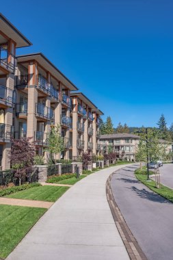 British Columbia, C güneşli bir günde Yepyeni apartman