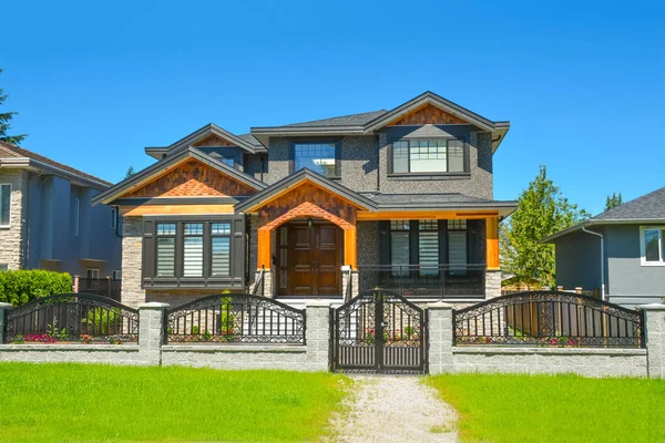Helt ny lyx familj hus i förorter Vancouver, Kanada. — Stockfoto