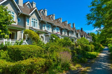 Vancouver, British Columbia, Kanada güneşli bir günde Konut townhouses.
