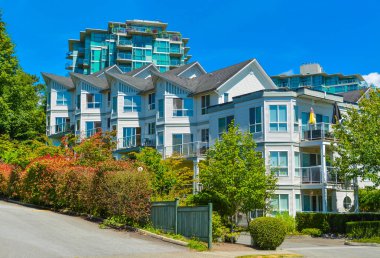 Vancouver, British Columbia 'da güneşli bir günde modern apartman binası