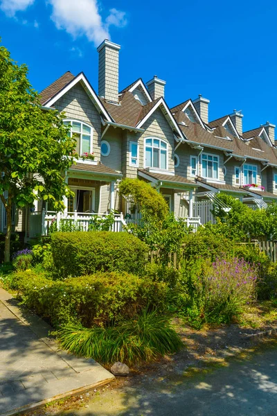 Adosados residenciales en día soleado en Vancouver, Columbia Británica, Canadá. — Foto de Stock