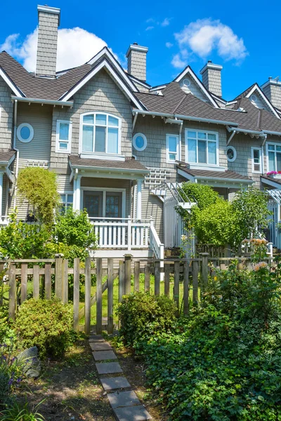 Adosados residenciales en día soleado en Vancouver, Columbia Británica, Canadá. — Foto de Stock