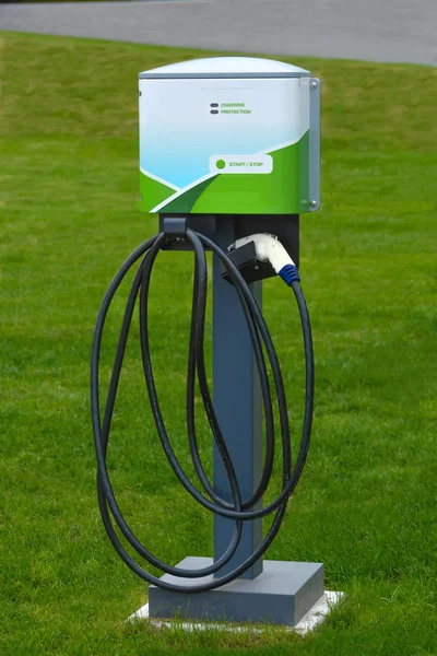 Punto de carga del coche eléctrico instalado en el césped verde —  Fotos de Stock