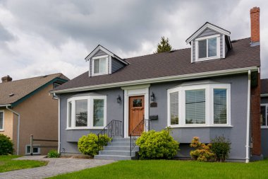 Canad bulutlu bir günde yeşil çim ile ortalama konut evi