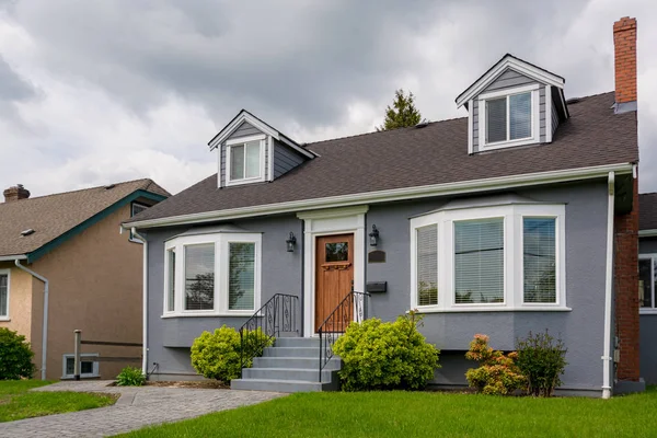 Gemiddeld woonhuis met groen gazon op bewolkte dag in Canad — Stockfoto