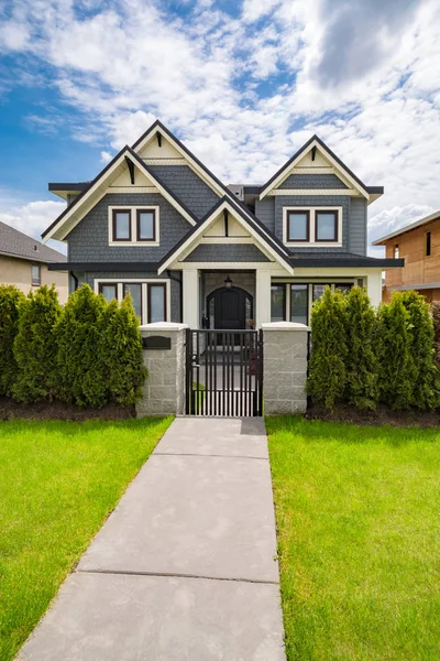 Vivienda familiar residencial con camino de hormigón sobre césped verde o — Foto de Stock