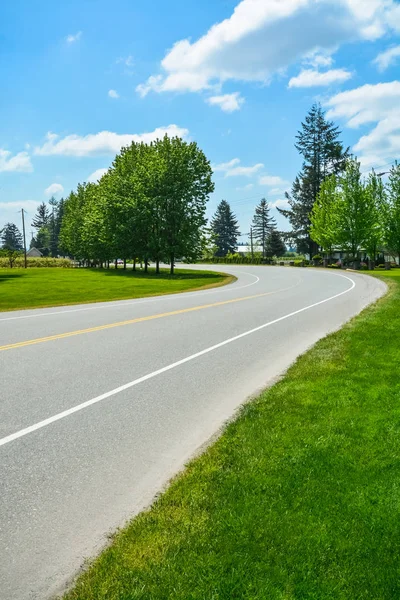 Vira de estrada de asfalto na área rural de Fraser Valley, na Colúmbia Britânica . — Fotografia de Stock