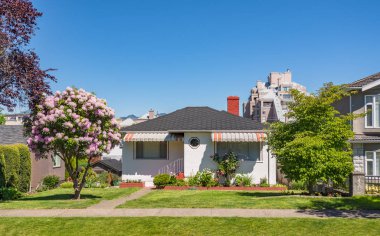 British Columbia güneşli bir günde Mütevazı konut evi