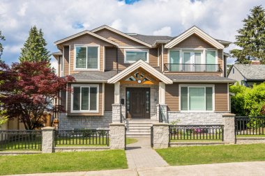 Bulutlu gökyüzü arka plan üzerinde kiremit döşeli yolu ile Modern lüks konut evi