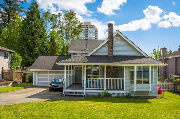 Сімейний будинок з невеликим патіо та зеленим галявином спереду у міському районі Ванкувера — стокове фото