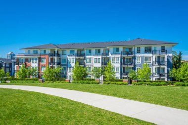 Konut kınamak bina önünde büyük yeşil çim boyunca Beton yol