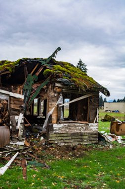 Sonbahar günü harabeye dönmüş terk edilmiş eski bir ev. Son yıkımdan önce yıkılmış ev