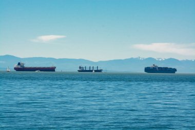 Limandan geçen deniz gemileri. Limana gemi trafiği