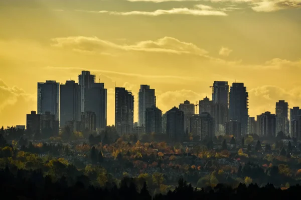 Downtown Silhouette på Sunset Sky bakgrund — Stockfoto