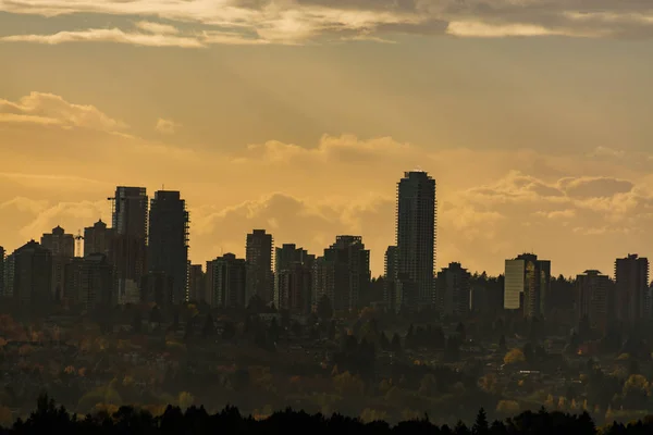 Downtown silhouet op zonsondergang bewolkte hemel achtergrond — Stockfoto