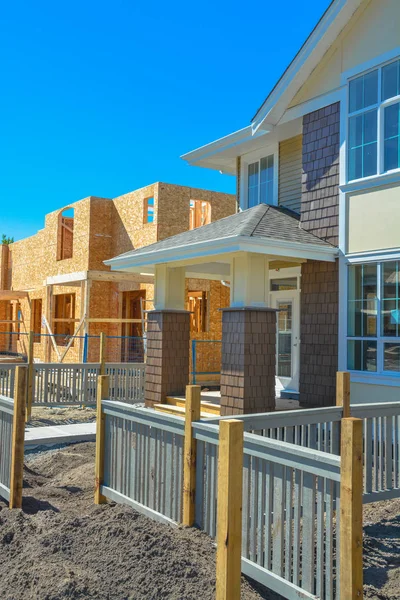 Patio delantero y entrada de casas adosadas familiares en la etapa de terminación de construcción — Foto de Stock