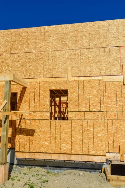 Güneşli bir gün üzerinde construcation altında düşük Rise Konut Binası.