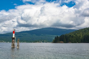 VANC gemi kanalı ışık ile okyanus limanı üzerinde güzel görünüm