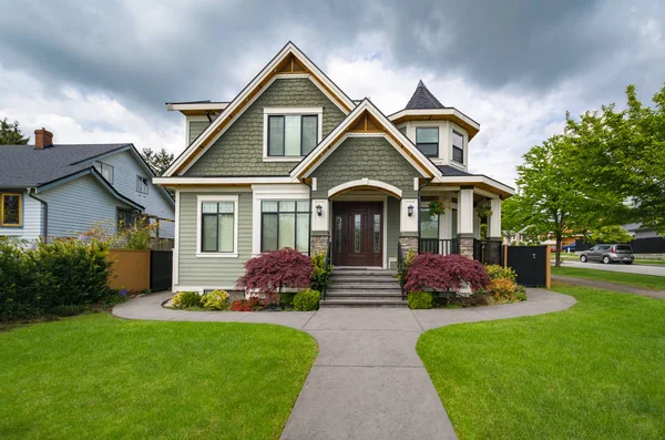 Residential family house with concrete pathway over front yard — Stock Photo, Image