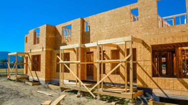 Güneşli bir günde yapım aşamasında yeni aile evi.