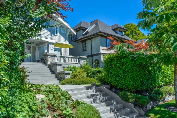 Concrete stairway to main entrance of residential house over the front yard. — Stock Photo, Image