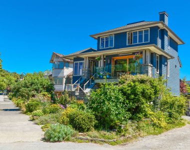 Verandada cam sınırları olan konut