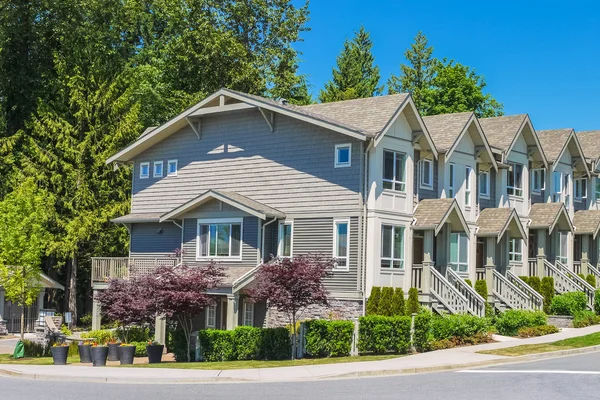 Row of new townhouses with side entrance from the street. — Stock Photo, Image