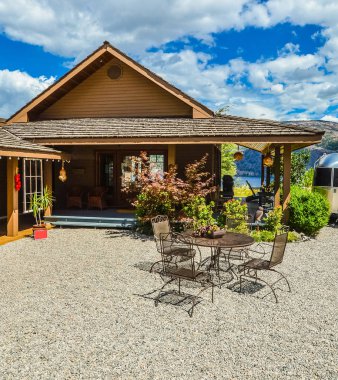 Okanagan gölünün rıhtımına yakın yol kenarında açık hava kafesi