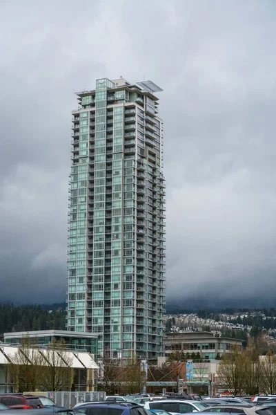 Edificio residencial de gran altura en Vancouver sobre fondo nublado —  Fotos de Stock