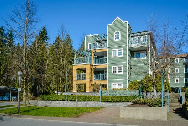 Mavi gökyüzü arka plan ile bir sokakta düşük katlı konut bina