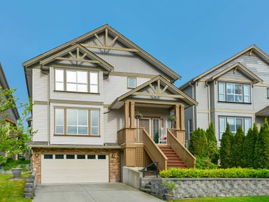 Beton driveway ve küçük ön bahçesinde konut evin ana girişi