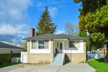 Garajı olan mütevazı bir aile evi. Mavi gökyüzü arka plan üzerinde Konut evi
