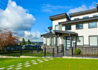 Beton kiremit yolu ve metal çit ile yeni konut evi