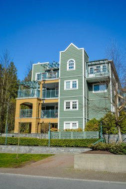 Mavi gökyüzü arka plan üzerinde düşük katlı konut bina