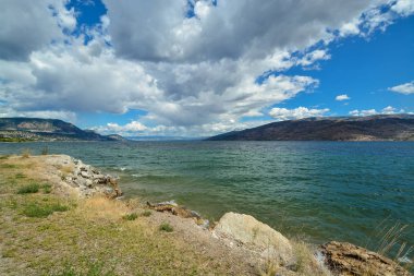 Kıyıdan güzel Okanagan gölünün güzel manzarası.