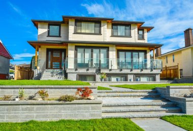 Ön bahçesinde arazi terasları ile yeni lüks konut evi